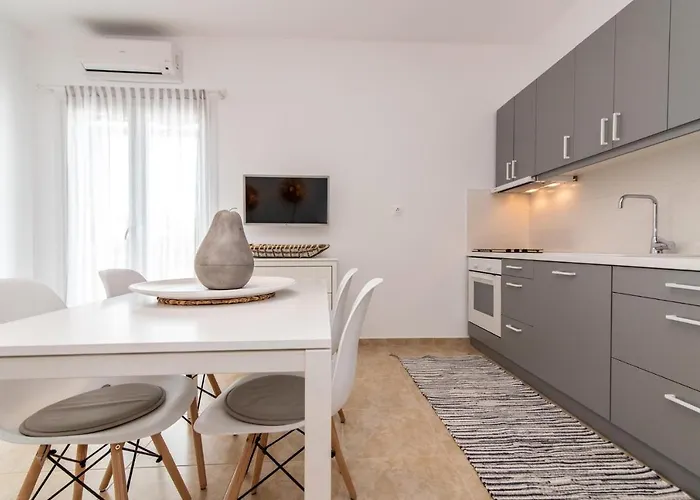 Nyaraló Ikies A And B *